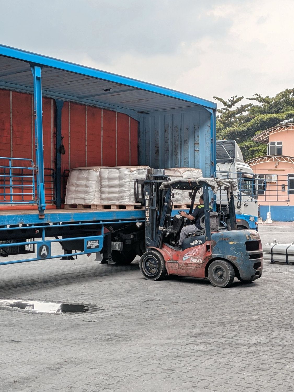 We come to your gate.
You only load the bags
