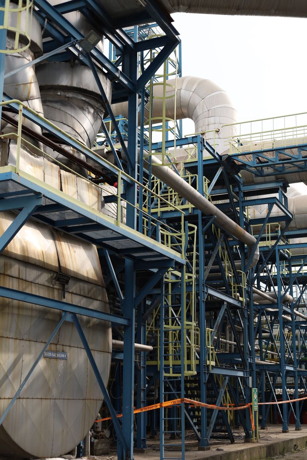 Factories sell. Recyclers buy.
We carry the lot between them